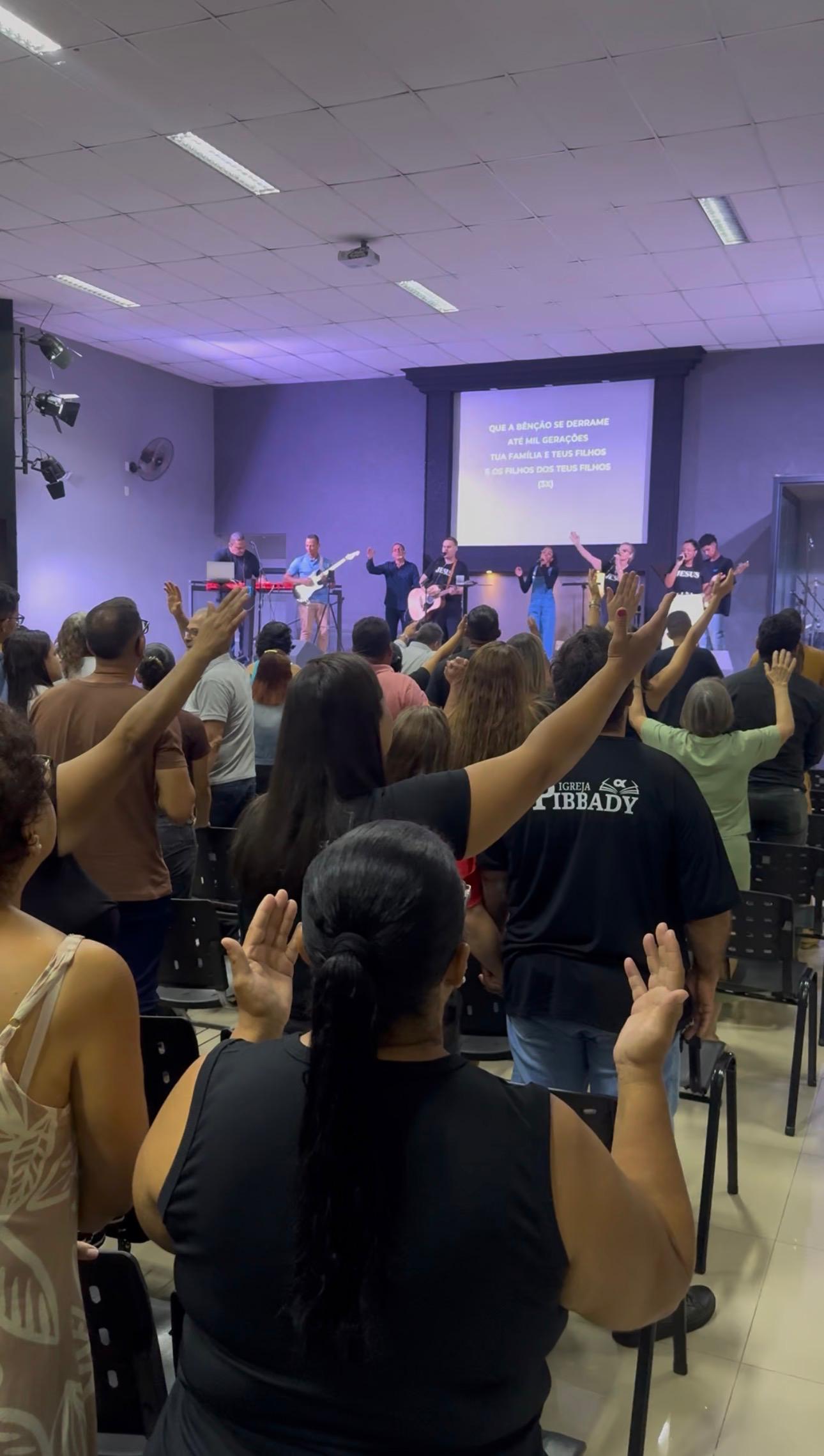 Comunidade da PIB Bady reunida durante um culto